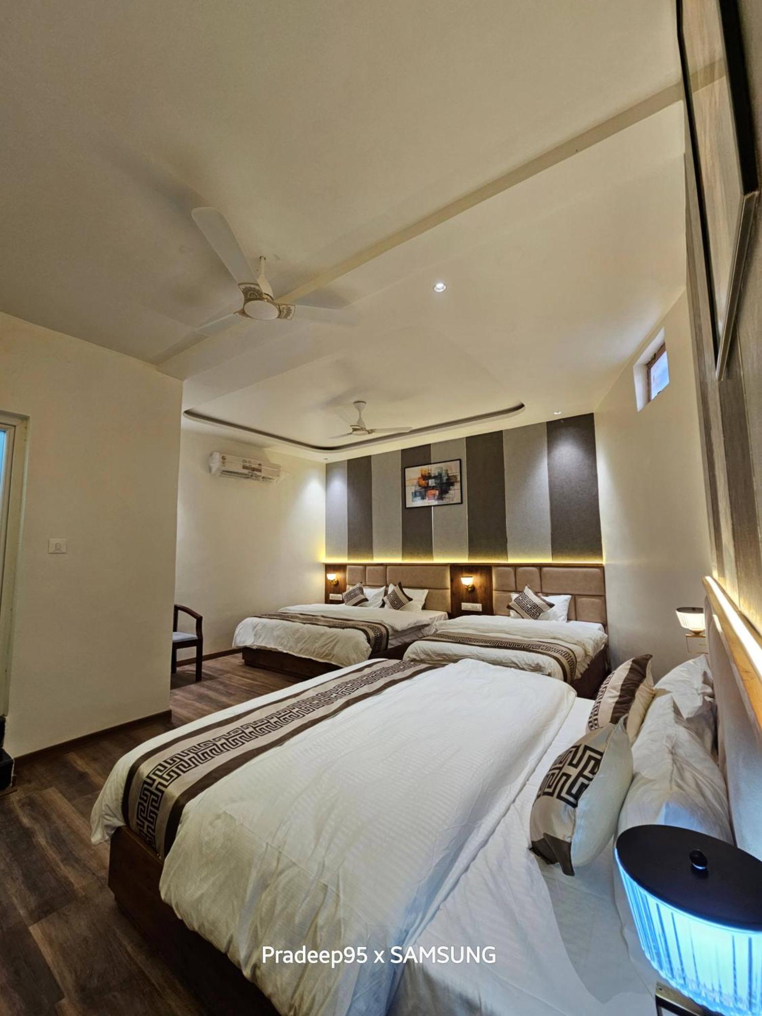 Hotel Fortune Ayodhya Buitenkant foto